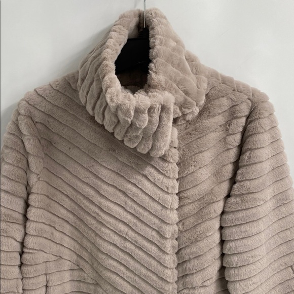 Bernardo Posh Faux Fur Jacket Cozy Soft Contemporary Casual Size Small - Picture 5 of 12
